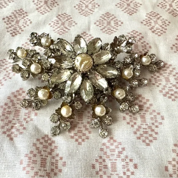 Rare Judy Lee Vintage Flower Rhinestone and Faux Pearl Brooch Pin - Picture 1 of 6